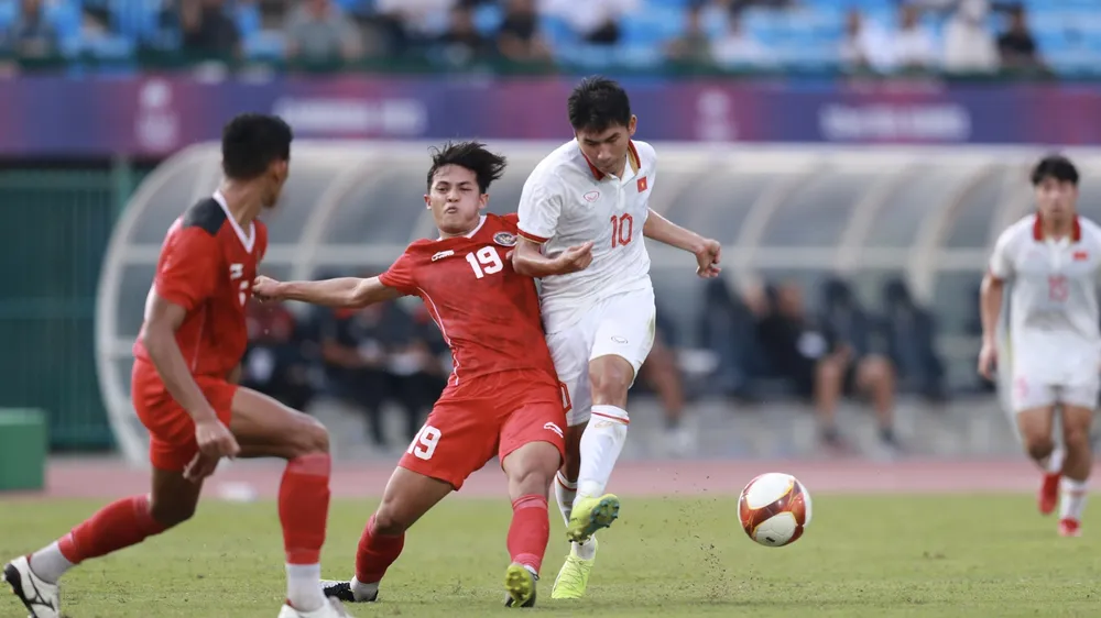 U22 Indonesia đánh bại U22 Việt Nam để giành vé vào chơi trận chung kết SEA Games 32. ẢNH: DŨNG PHƯƠNG 