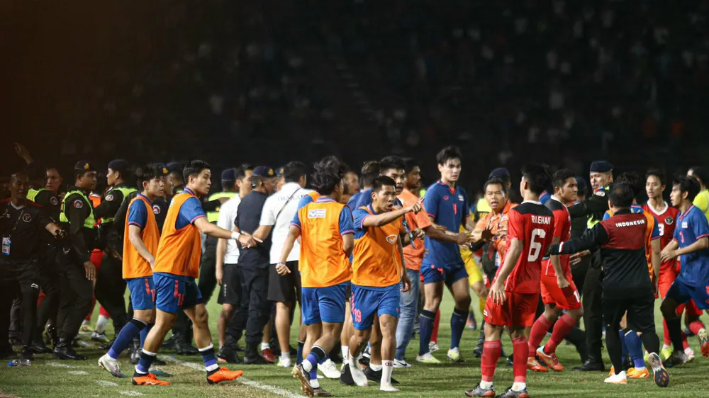 Hành phi vi thể thao giữa U22 Thái Lan và U22 Indonesia ở trận chung kết SEA Games 32. ẢNH: DŨNG PHƯƠNG 
