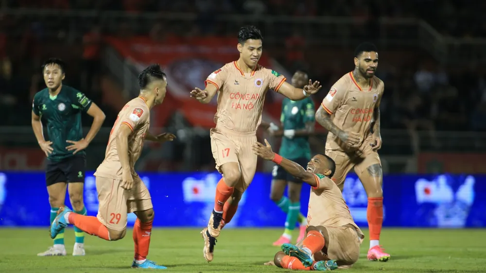Niềm vui của Vũ Văn Thanh khi ghi cú đúp vào lưới CLB TPHCM. ẢNH: DŨNG PHƯƠNG 