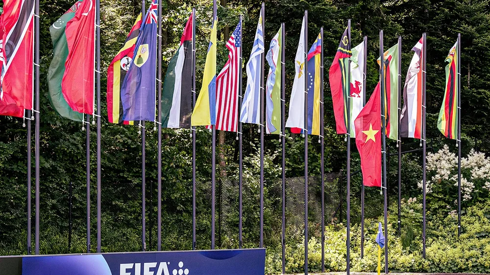 FIFA treo cờ rủ để tưởng nhớ cố cầu thủ Võ Minh Hiếu. ẢNH: FIFA 