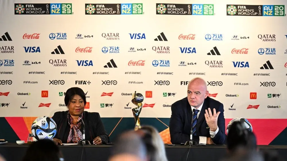 Chủ tịch FIFA Gianni Infantino (phải) và Tổng thư ký FIFA Fatma Samoura giữ liên lạc thường xuyên với các đội tuyển nữ bị ảnh hưởng từ sự cố xả súng. 