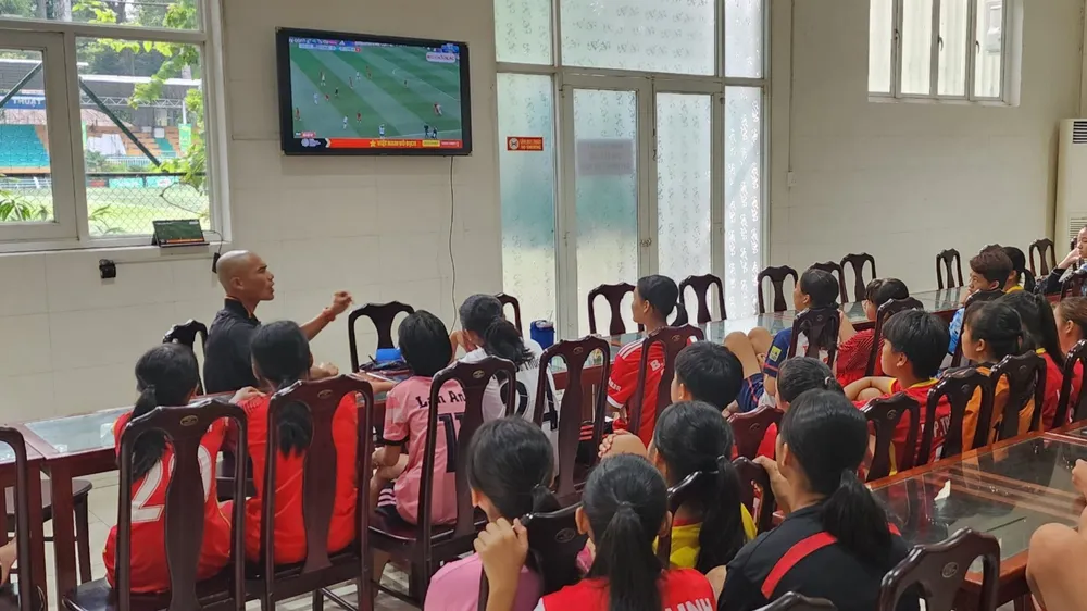Các tài năng trẻ của bóng đá nữ TPHCM theo dõi trận ra quân của đội tuyển nữ Việt Nam ở World Cup nữ 2023. ẢNH: TÂM HÀ 