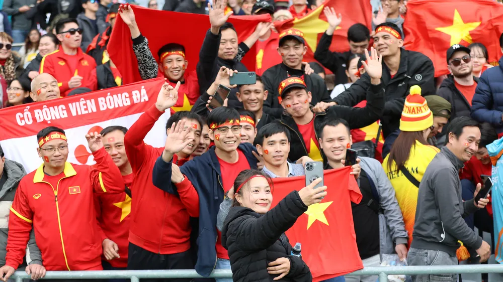Hậu vệ Hoàng Thị Loan ghi lại khoảnh khắc đẹp cùng cổ động viên Việt Nam ở New Zealand. ẢNH: ĐỨC ĐỒNG