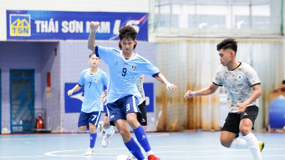 U20 Thái Sơn Nam TPHCM và U20 Tân Hiệp Hưng đang thử sức ở Giải U20 TPHCM mở rộng trước khi tham dự Giải U20 quốc gia 2023. ẢNH: TÂM HÀ