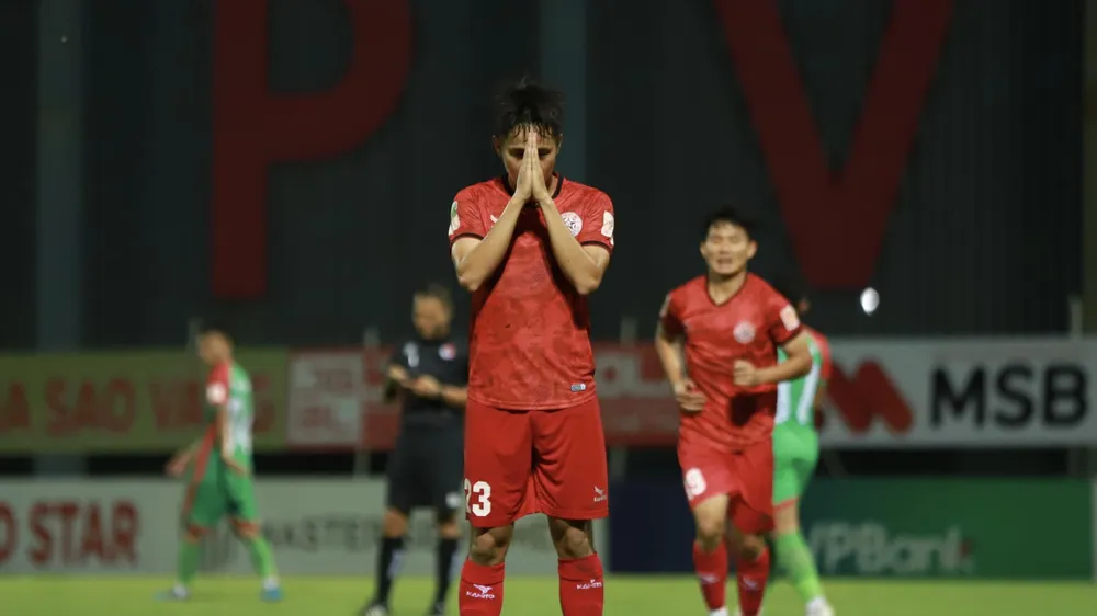 Tiền đạo Lê Minh Bình bày tỏ sự tiếc thương đến các thành viên HA.GL không may qua đời vào chiều 12-8. ẢNH: THU NGA 