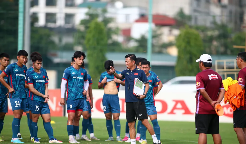 HLV Hoàng Anh Tuấn gút danh sách 26 cầu thủ U23 Việt Nam sang Thái Lan.