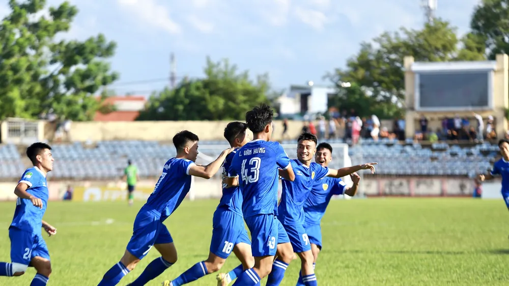 Các cầu thủ Quảng Nam trở lại V-League sau 3 năm chờ đợi. ẢNH: TÂM HÀ 
