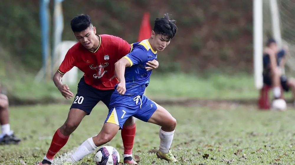 U21 HA.GL (áo đỏ) bất ngờ thua U21 Quảng Ngãi ở trận ra quân vòng loại U21 quốc gia 2023. 