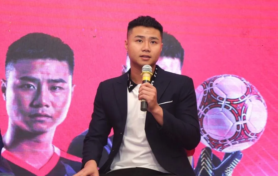 Thủ môn Nguyễn Văn Toản hợp tác với iWin trong kinh doanh. 