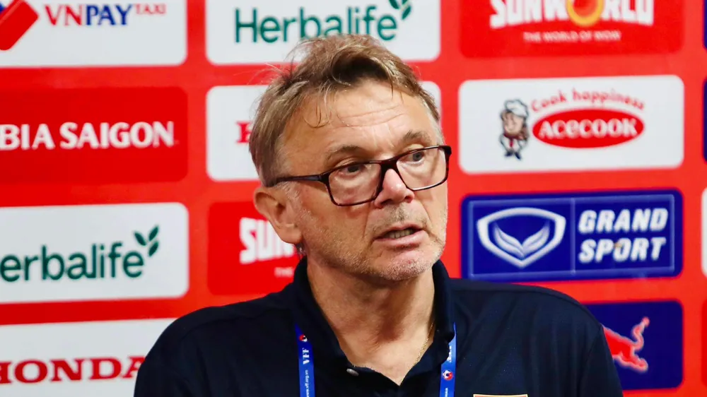 HLV Troussier đã có những chia sẻ về Công Phượng và Văn Toàn sau trận thắng đội tuyển Palestine. ẢNH: TÂM HÀ 