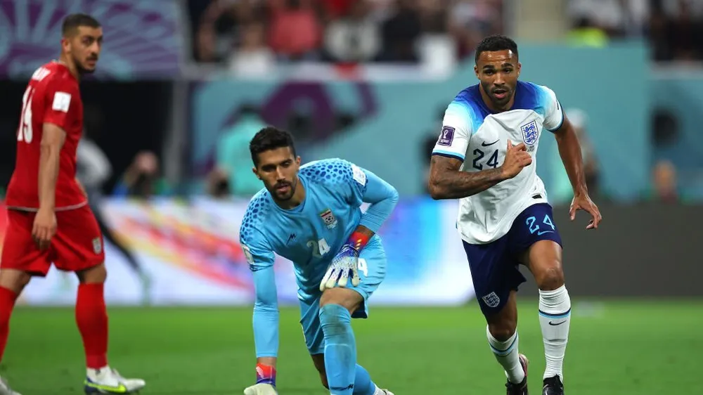 Thủ môn Hossein Hosseini đối đầu với tuyển thủ Callum Wilson của Anh ở World Cup 2022. ẢNH: GETTY 