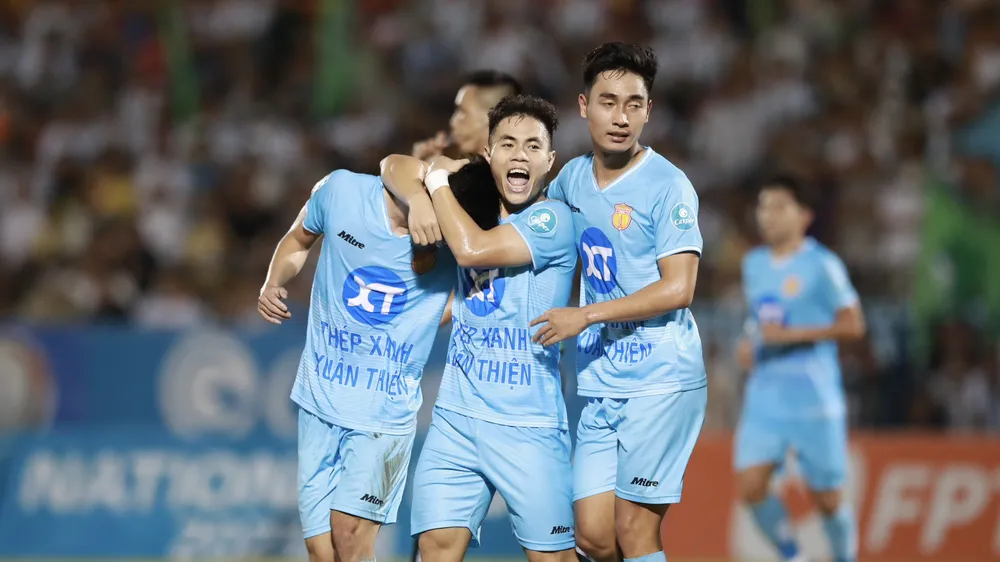 Niềm vui của các cầu thủ Nam Định khi thắng đậm Bình Phước ở Cúp quốc gia 2023-24. ẢNH: ANH TRẦN 