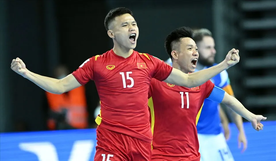 Khổng Đình Hùng ăn mừng bàn thắng ghi vào lưới Brazil ở Futsal World Cup 2021. 