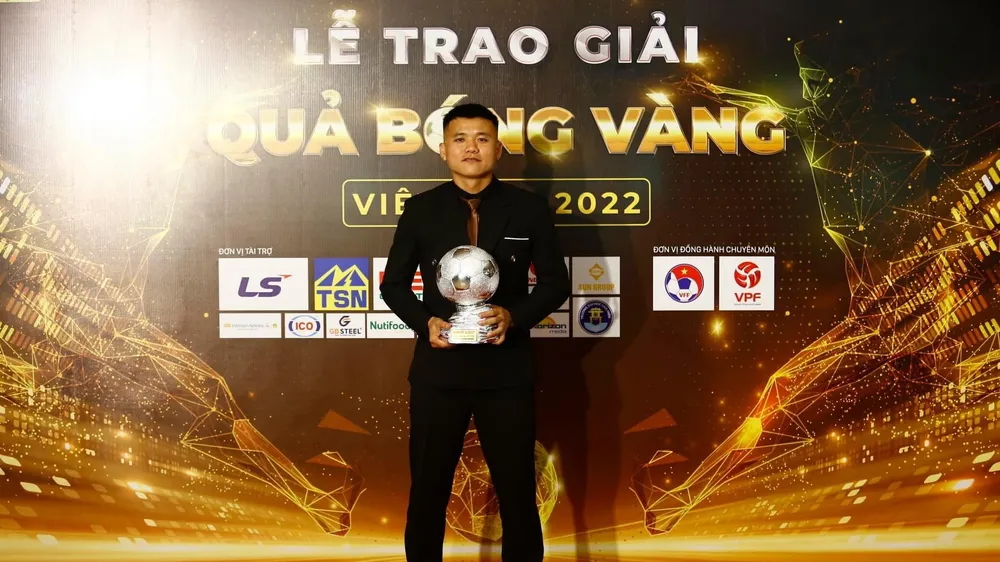 Ở tuổi 34, Quả bóng bạc futsal Việt Nam 2022 Khổng Định Hùng sẽ "xuất ngoại" sang Thái Lan thi đấu. 