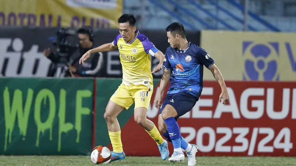 Văn Quyết cùng các cầu thủ Hà Nội FC bất ngờ đón nhận thất bại trước Bình Định ngay trên sân nhà. ẢNH: ANH TRẦN 