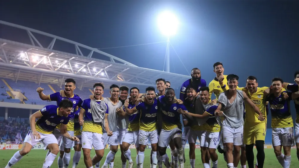 Niềm vui của các cầu thủ Hà Nội FC khi giành chiến thắng ở ngày chia tay AFC Champions League 2023-24. ẢNH: MINH HOÀNG 