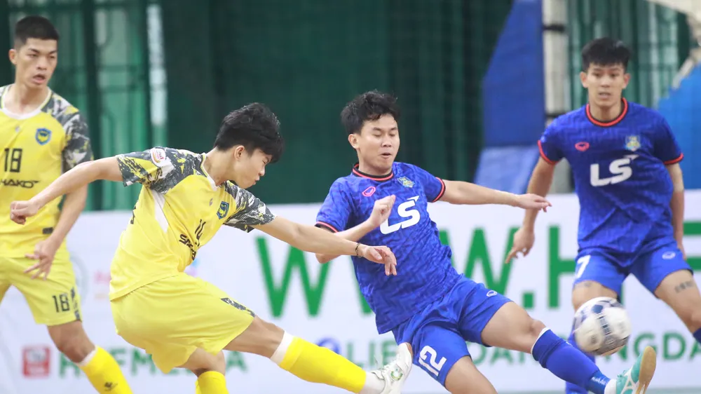 Sahako FC (áo vàng) và Thái Sơn Bắc đã cống hiến cho khán giả trận cầu hấp dẫn. 