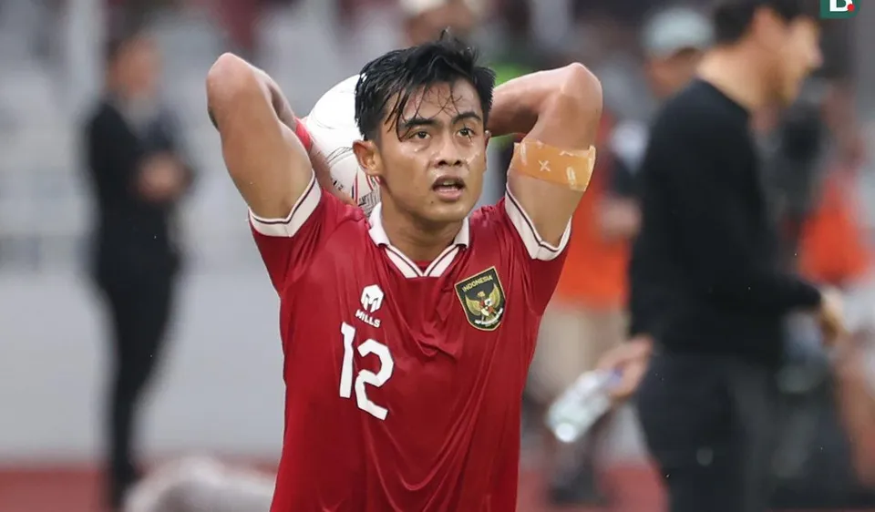 Pratama Arhan từng có pha ném biên khiến thủ môn Emiliano Martinez của Argentina vất vả mới kiểm soát được tình hình. 