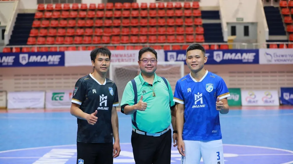 Nguyễn Hoàng Anh (bên trái) và Khổng Đình Hùng (bên phải) kết thúc chuyến xuất ngoại ở Thái Lan. ẢNH: TÂM HÀ 