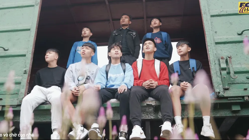Các cầu thủ Huế cover “Tết Này Con Sẽ Về” gây xúc động với người hâm mộ. ẢNH: CHỤP MÀN HÌNH