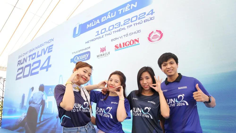 Run To Live 2024 đã chào đón các runner đến nhận racekit và tham gia các hoạt động bên lề sự kiện. ẢNH: DŨNG PHƯƠNG