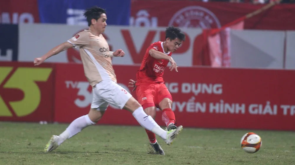 Các cầu thủ CAHN gặp nhiều khó khăn khi đối đầu với Viettel FC. ẢNH: MINH HOÀNG