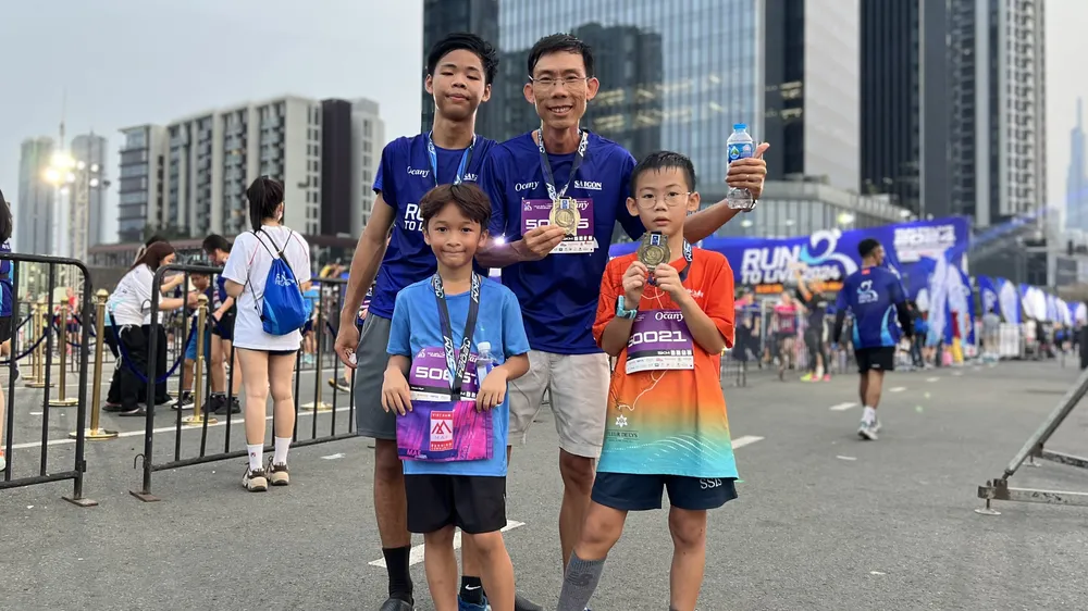 Anh Nguyễn Minh Tâm cùng các con tham dự cự ly 5km, 10km ở Run To Live 2024. ẢNH: BÌNH AN 