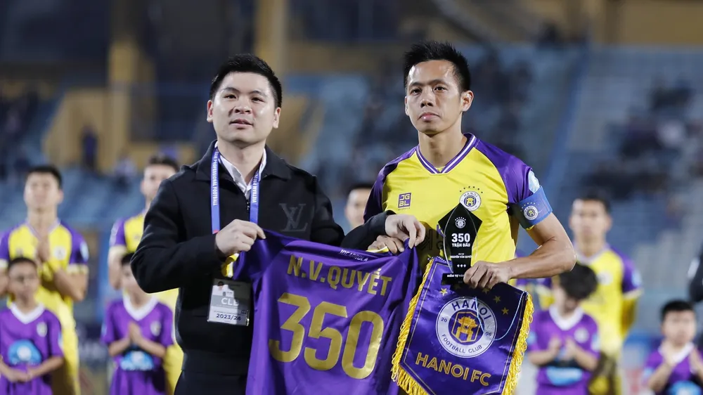 Chủ tịch Đỗ Vinh Quang của Hà Nội FC tri ân Văn Quyết. ẢNH: MINH HOÀNG 