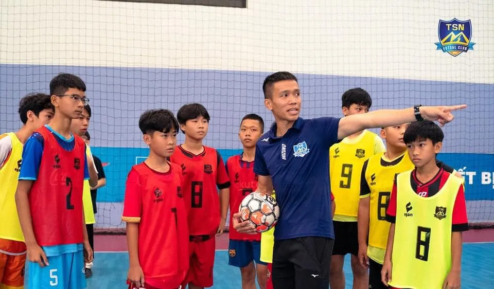 Thủ quân của đội tuyển futsal Việt Nam Phạm Đức Hòa hướng dẫn các ứng viên tuyển sinh vào Thái Sơn Nam năm 2021. 