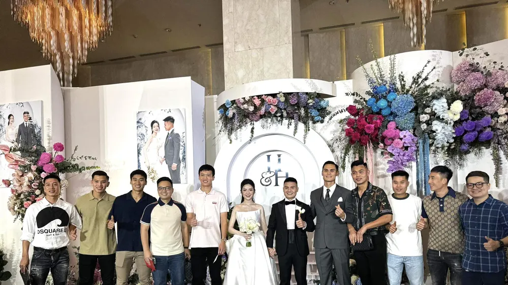 Đương kim Quả bóng vàng Nguyễn Hoàng Đức cùng các đồng đội ở Viettel FC tham dự đám cưới của Quang Hải. 