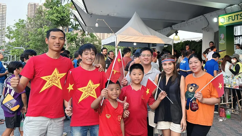Anh Tony Phan (bên trái, ngoài cùng) cùng gia đình đã cổ vũ cho đội tuyển futsal Việt Nam ở ba trận đấu vòng bảng. ẢNH: TÂM HÀ 
