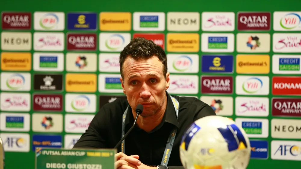 HLV Diego Giustozzi thể hiện sự thất vọng khi đội tuyển futsal Việt Nam lỡ vé dự Futsal World Cup 2024. ẢNH: TÂM HÀ 
