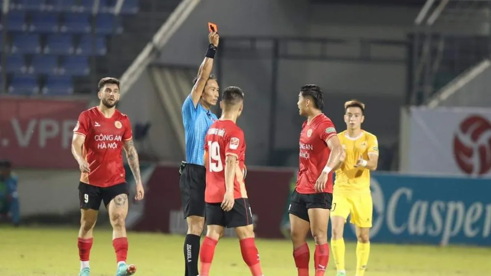 Tấm thẻ đỏ của Văn Thanh phải nhận ở giữa hiệp 2 trở thành bước ngoặt của trận đấu. ẢNH: TÂM HÀ 