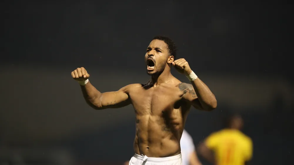 Sau 17 năm, Rafaelson là cầu thủ tiếp theo ghi 5 bàn thắng trong một trận đấu ở V-League. 