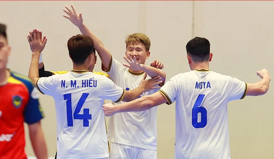 Niềm vui của các cầu thủ Thái Sơn Bắc. ẢNH: ANH TRẦN 