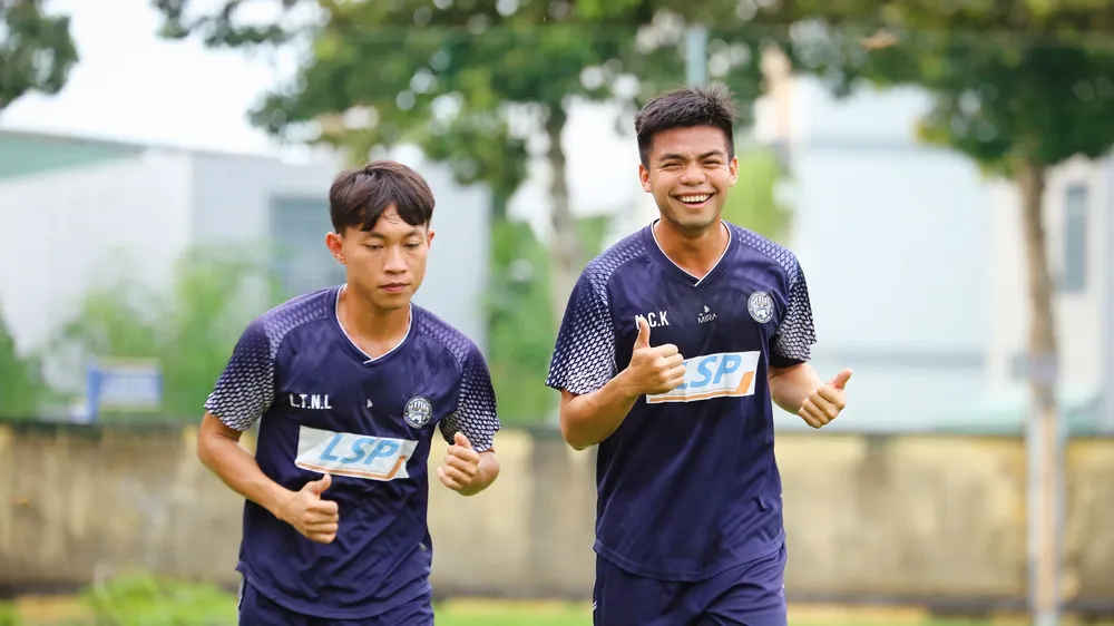 Tiền vệ Lương Thanh Ngọc Lâm (trái) cùng các cầu thủ BR-VT vẫn thoải mái dù CLB đang đối diện với tương lai bất ổn. 