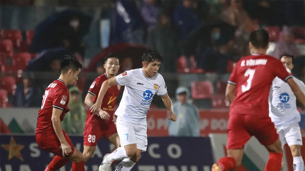 Nam Định sẽ đặt một tay vào chức vô địch V-League 2023-2024 nếu giành chiến thắng trước Hà Tĩnh. 