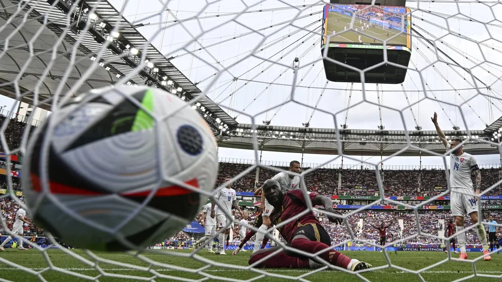 Công nghệ VAR đã ba lần từ chối bàn thắng của Romelu Lukaku tại vòng bảng EURO 2024. ẢNH: AP 
