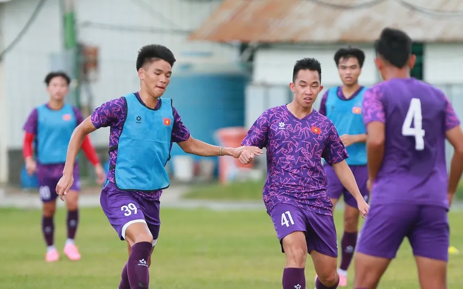 Tiền vệ Hồ Hữu Hưng (số 41) nhận được sự chú ý vì đang chơi bóng tại Cộng hòa Czech. ẢNH: TÂM HÀ