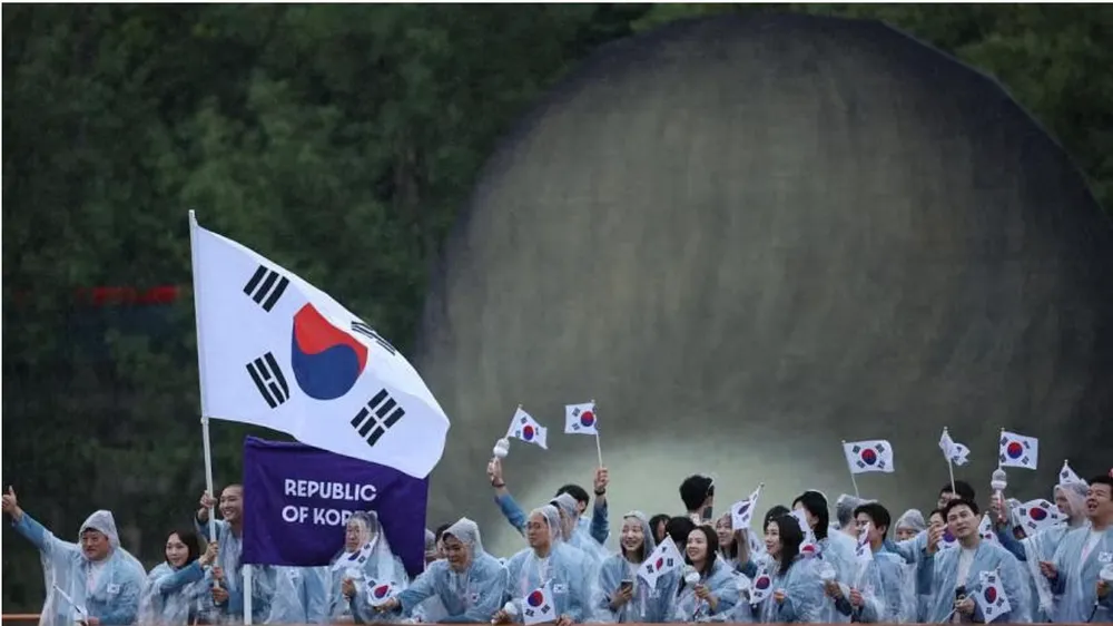 Đoàn thể thao Hàn Quốc đi thuyền trong buổi diễn hành khai mạc Olympic Paris 2024. ẢNH: REUTERS 