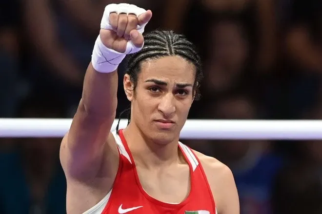 Nữ tay đấm Imane Khelif (Algeria) bị người hâm mộ phẫn nộ vì giới tính có liên quan đến nam. 