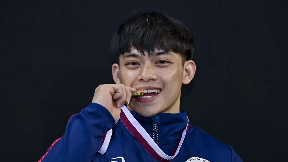 Carlos Edriel Yulo rạng ngời bên tấm HCV Olympic Paris 2024. 