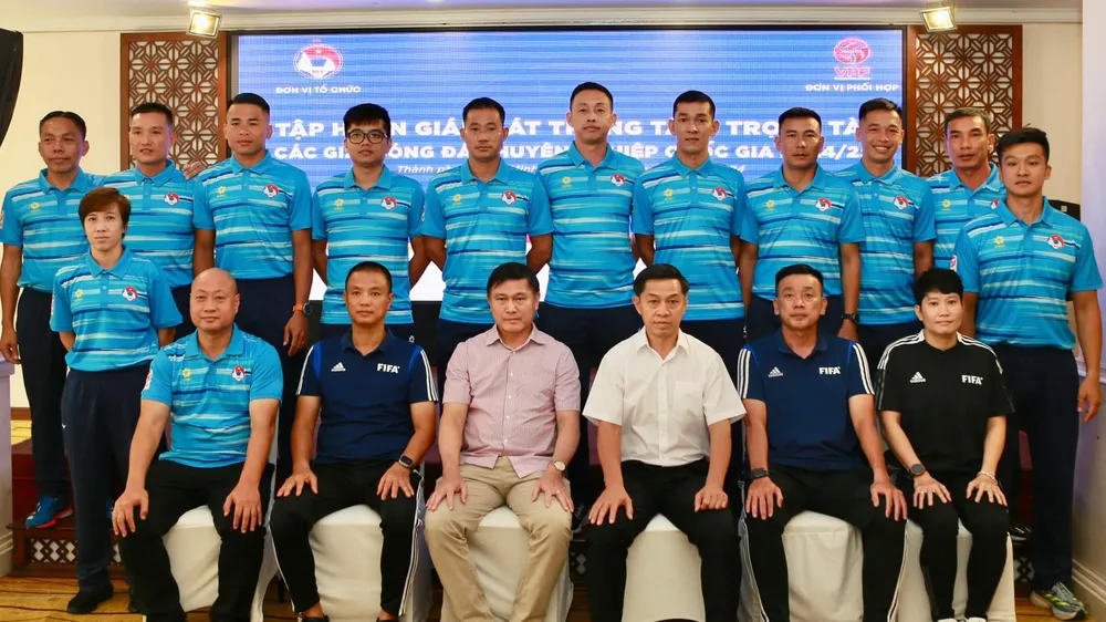 Phó Chủ tịch VFF Trần Anh Tú (áo hồng) đại diện lãnh đạo VFF tham dự lớp tập huấn giám sát trọng tài, trọng tài và trợ lý trọng tài chuyên nghiệp tại phía Nam. ẢNH: ANH TRẦN 