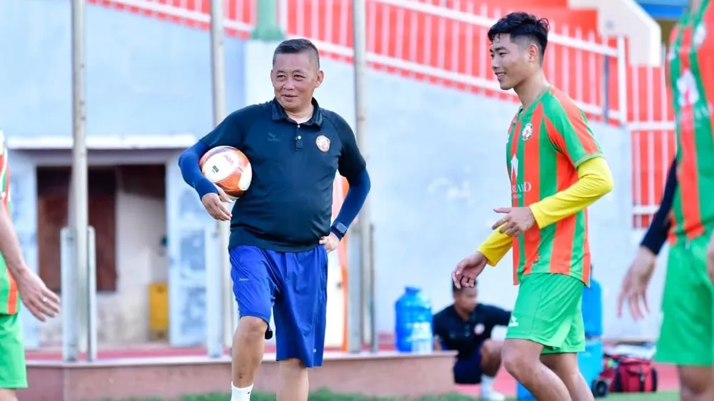 HLV Bùi Đoàn Quang Huy chính là điểm tựa vững chắc để các cầu thủ Bình Định vượt qua khó khăn hiện tại. 