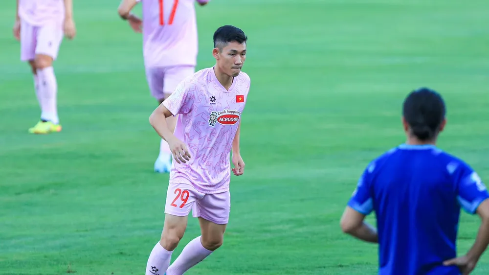 Tiền vệ Hai Long là tân binh của HLV Kim Sang-sik ở đợt hội quân cùng đội tuyển Việt Nam thuộc FIFA Days tháng 9. ẢNH: HNFC
