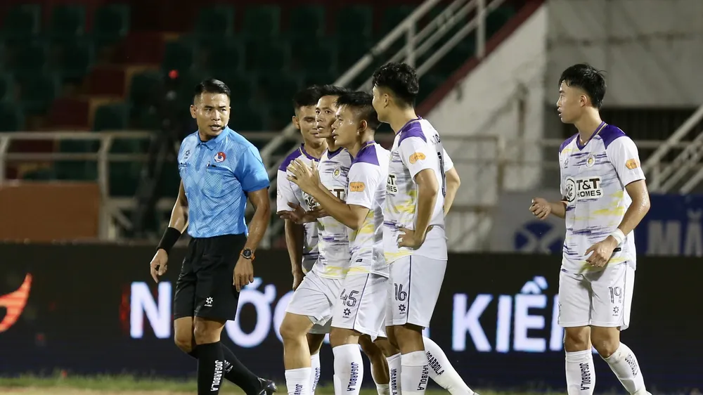 Văn Quyết cân bằng kỷ lục ghi 116 bàn thắng tại V-League của Lê Công Vinh. ẢNH: DŨNG PHƯƠNG 