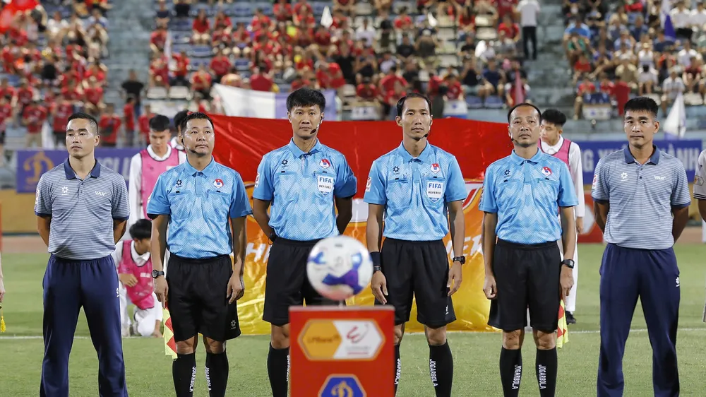Trọng tài FIFA Lê Vũ Linh (thứ ba, bên phải sang) bị đình chỉ làm nhiệm vụ từ vòng 4 V-Leage 2024-2025. 