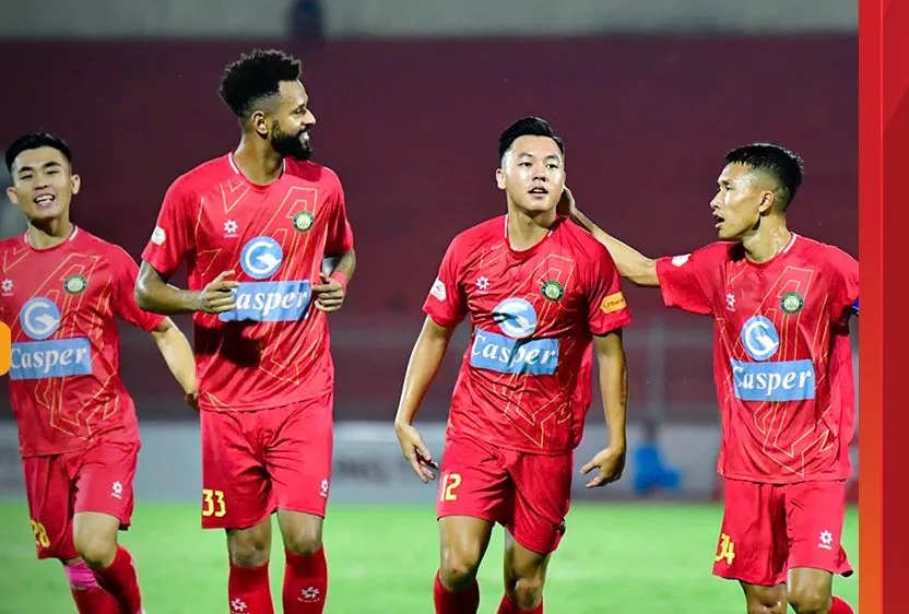 Tiền vệ Nguyễn Thái Sơn (số 12) ghi bàn trước khi hội quân cùng đội tuyển Việt Nam. 