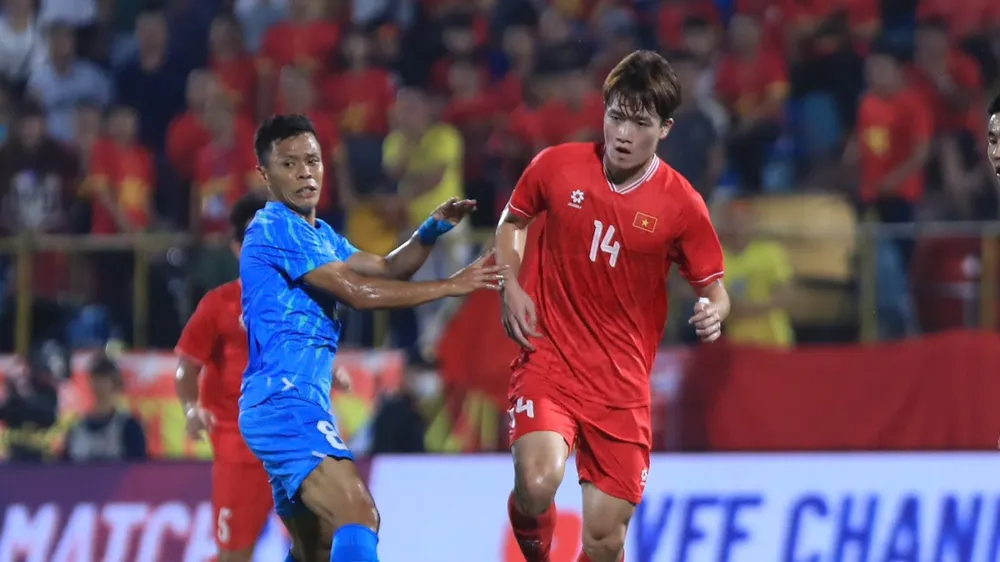 Tiền vệ Nguyễn Hoàng Đức đặt mục tiêu cùng Ninh Bình thăng hạng V-League vào mùa giải tới. 