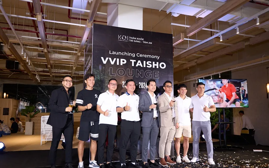 Bác sĩ Trần Huy Thọ cùng 2 tuyển thủ Ngọc Hải và Hồng Duy tại lễ ký kết hỗ trợ cho VĐV nhà nghề lẫn ngoài chuyên nghiệp. 